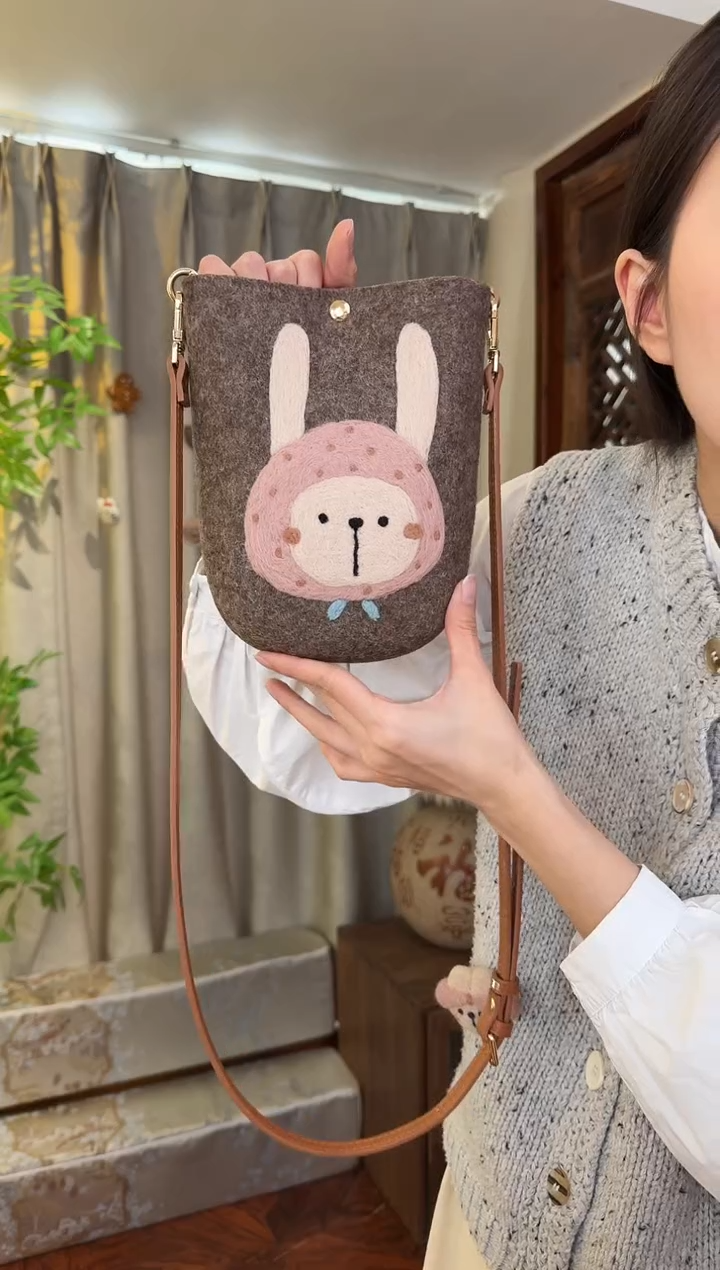 羊毛非遗羊毛毡包 手机包兔子