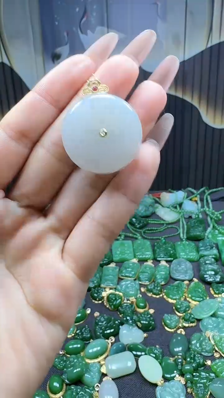 【闪购商品】和田玉挂件18K金镶嵌1