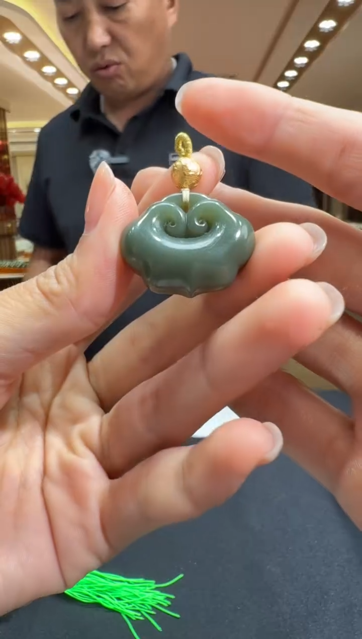 和田玉18K金镶嵌颈饰挂件