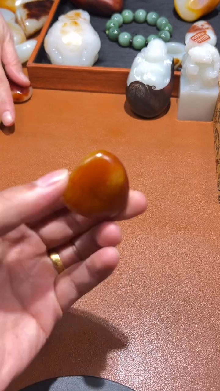 未镶嵌和田玉把件乡**。和田玉