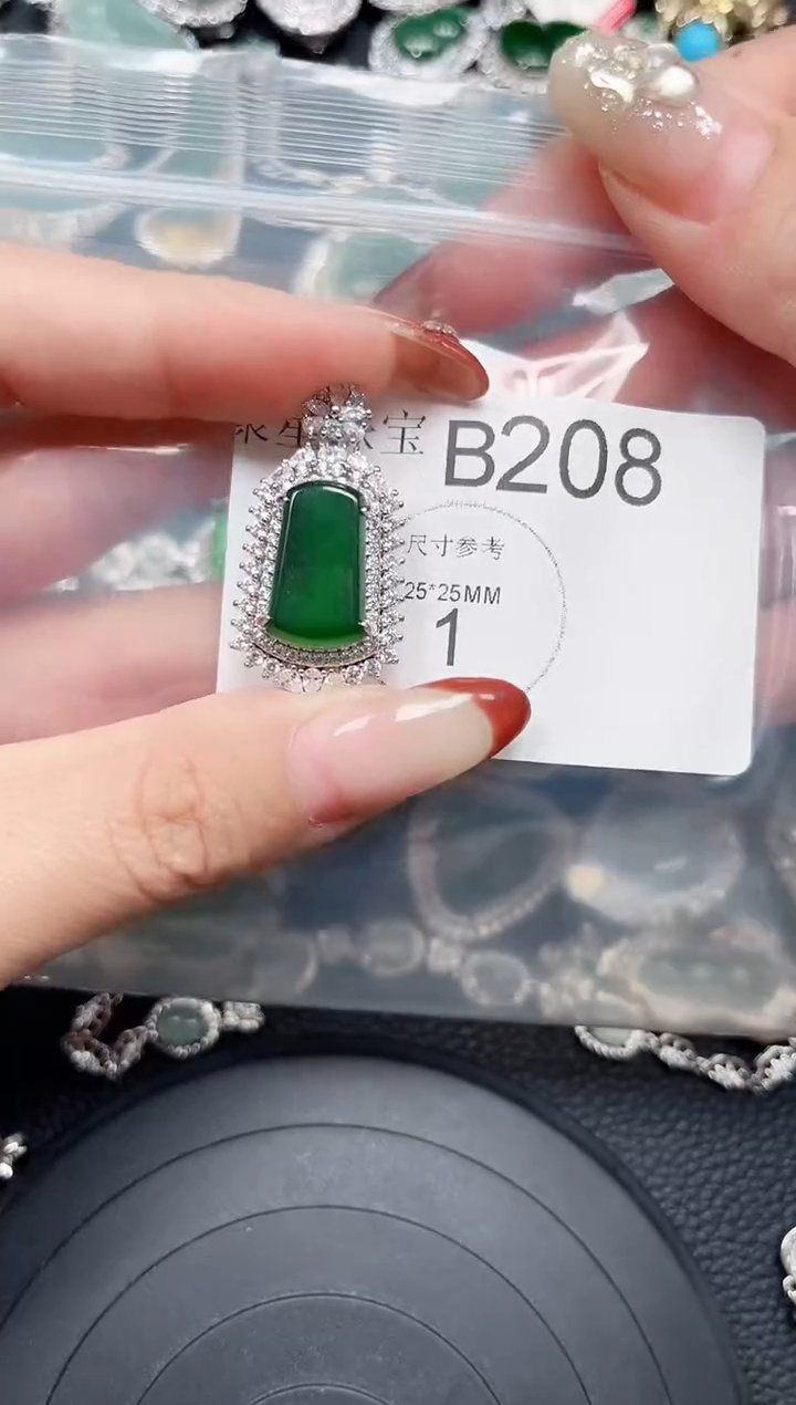 【闪购商品】翡翠颈饰未镶嵌赠皮绳208