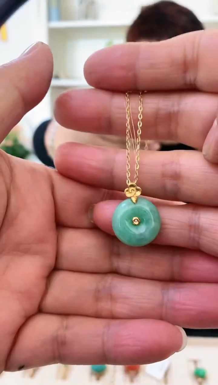 颈饰18K金镶嵌翡翠吊坠