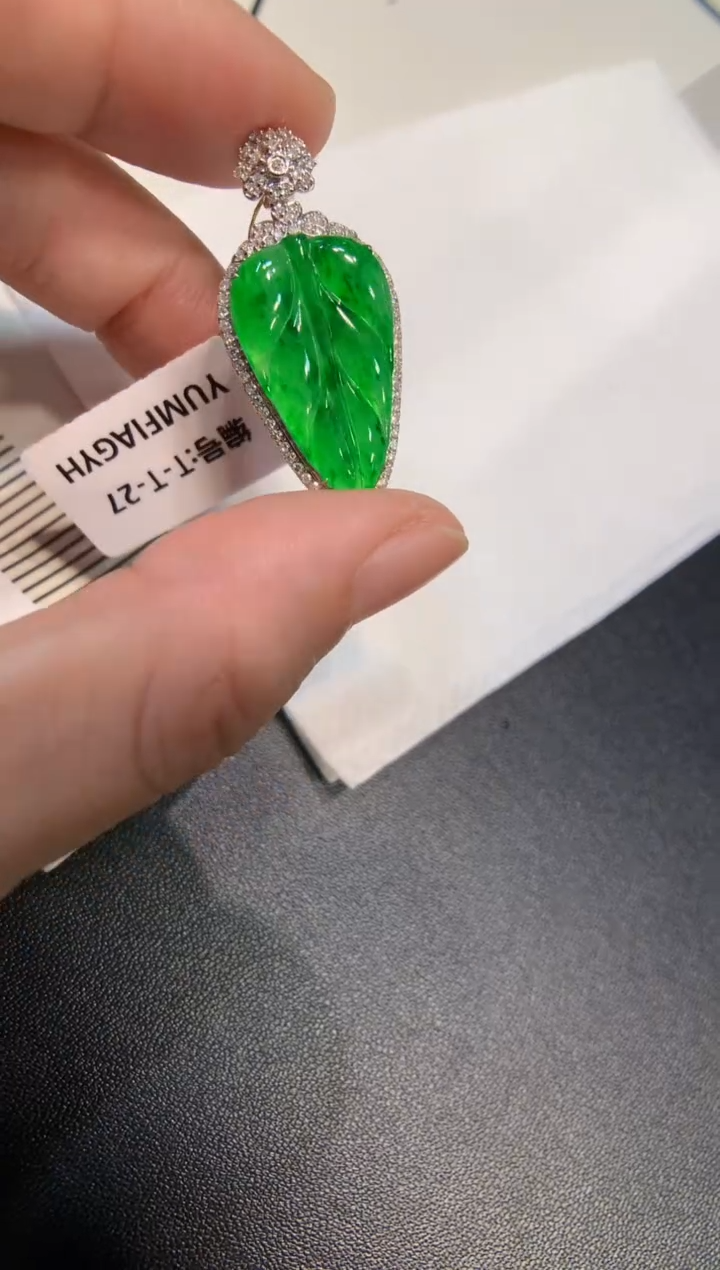 颈饰18K金镶嵌翡翠叶子