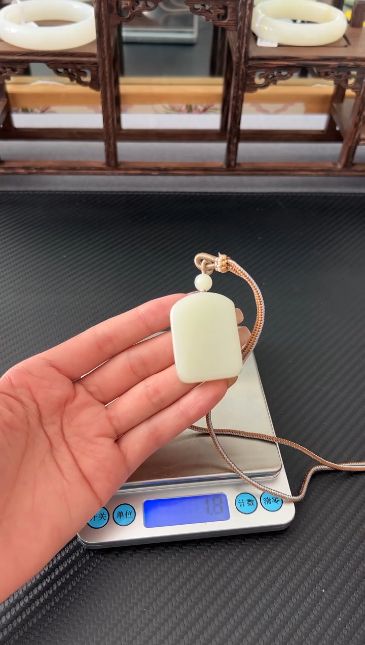 吊坠(赠链)未镶嵌和田玉且末微色差迪克兰一细吊坠