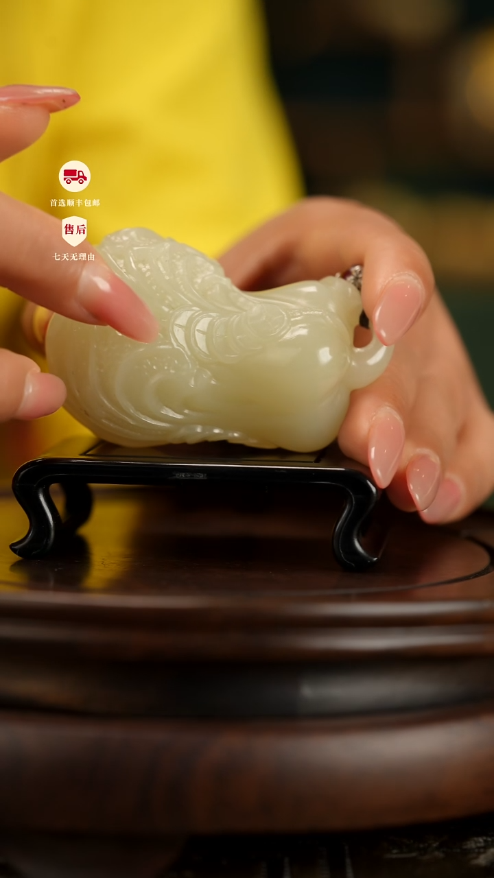 云南石竹叶青雕刻：竹叶青雕刻：白菜盈门手把件摆件