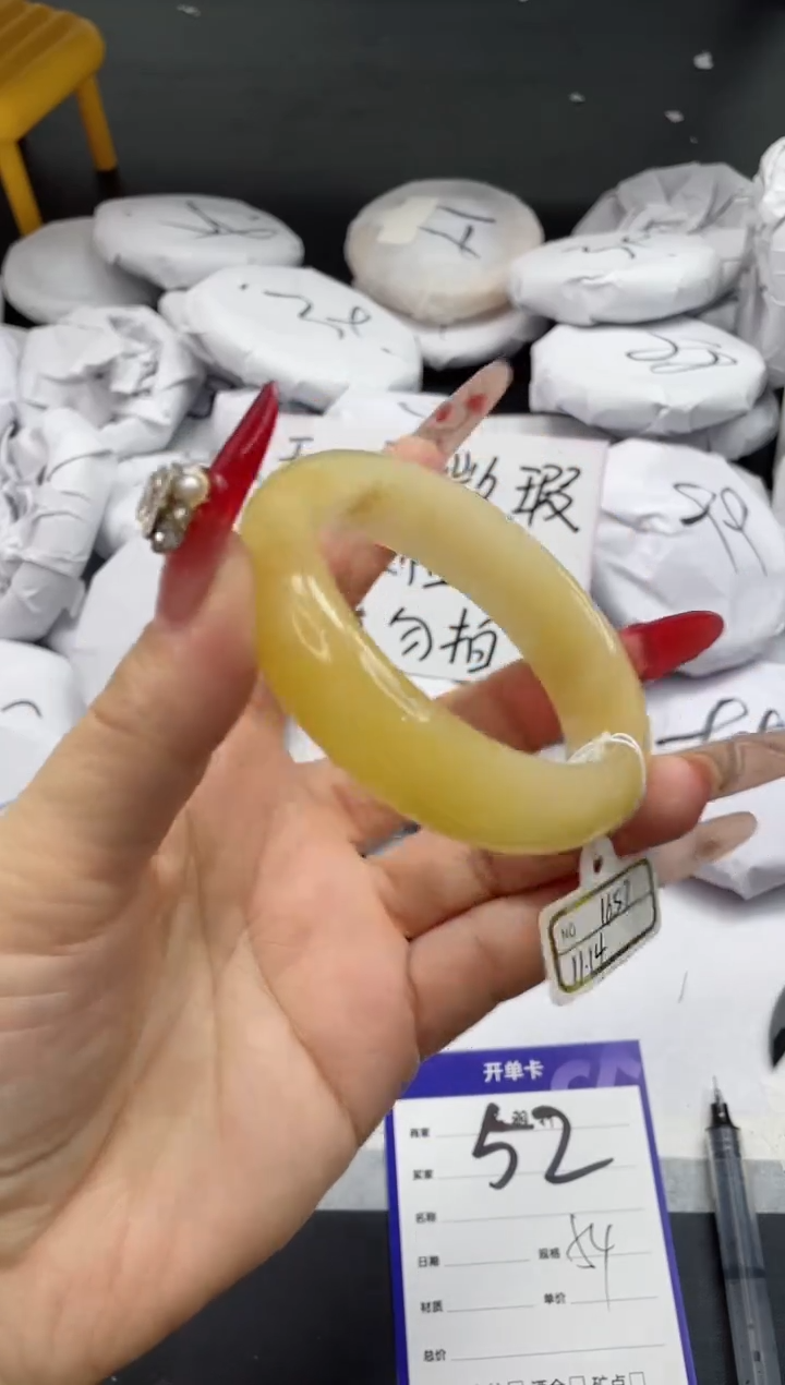 【闪购商品】石英质玉手镯未镶嵌52