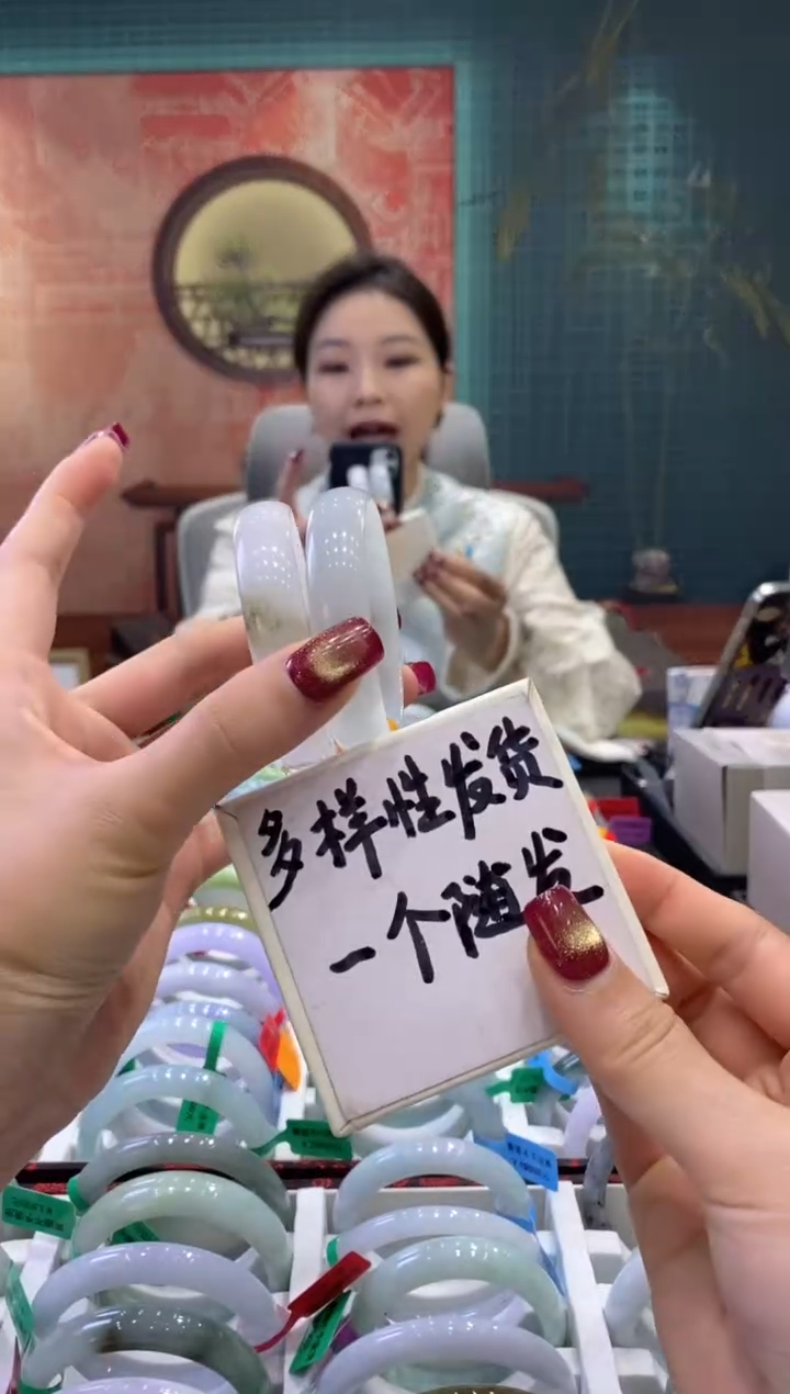 【闪购商品】翡翠手镯未镶嵌多样性发货仅发其一/07798