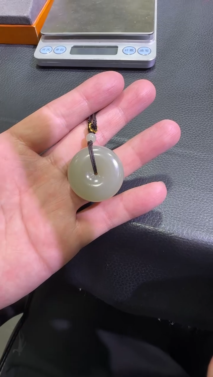 吊坠(赠链)未镶嵌和田玉近矿青白玉平安扣（产地直发）