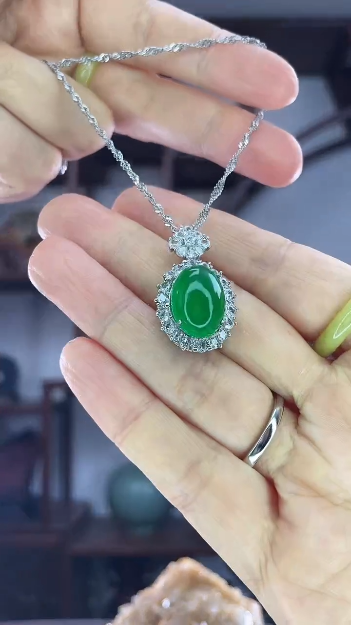吊坠(赠链)未镶嵌翡翠D55辣绿蛋面吊坠