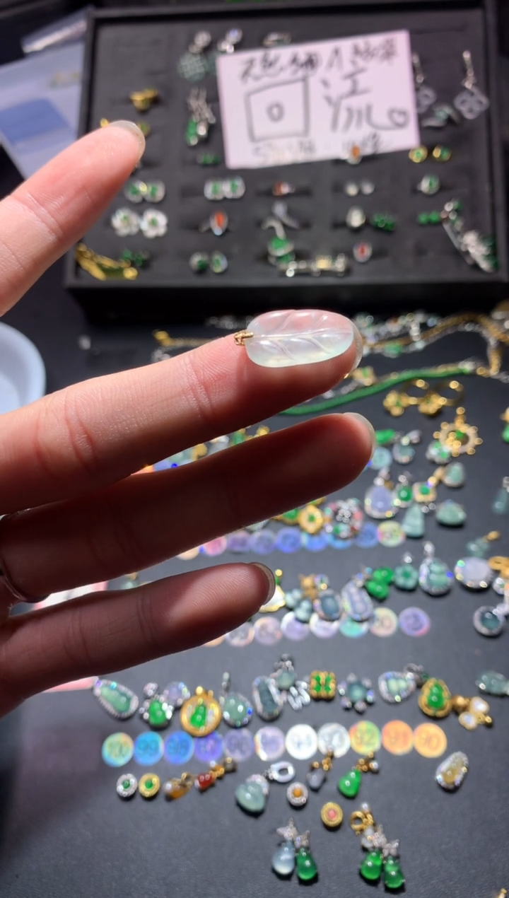 吊坠(不含链)18K金镶嵌翡翠每****衣1