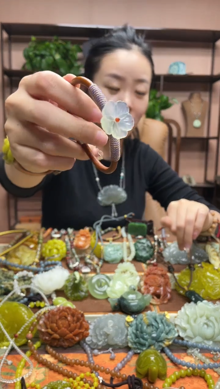 未镶嵌岫玉吊坠多样性发货发其中之一