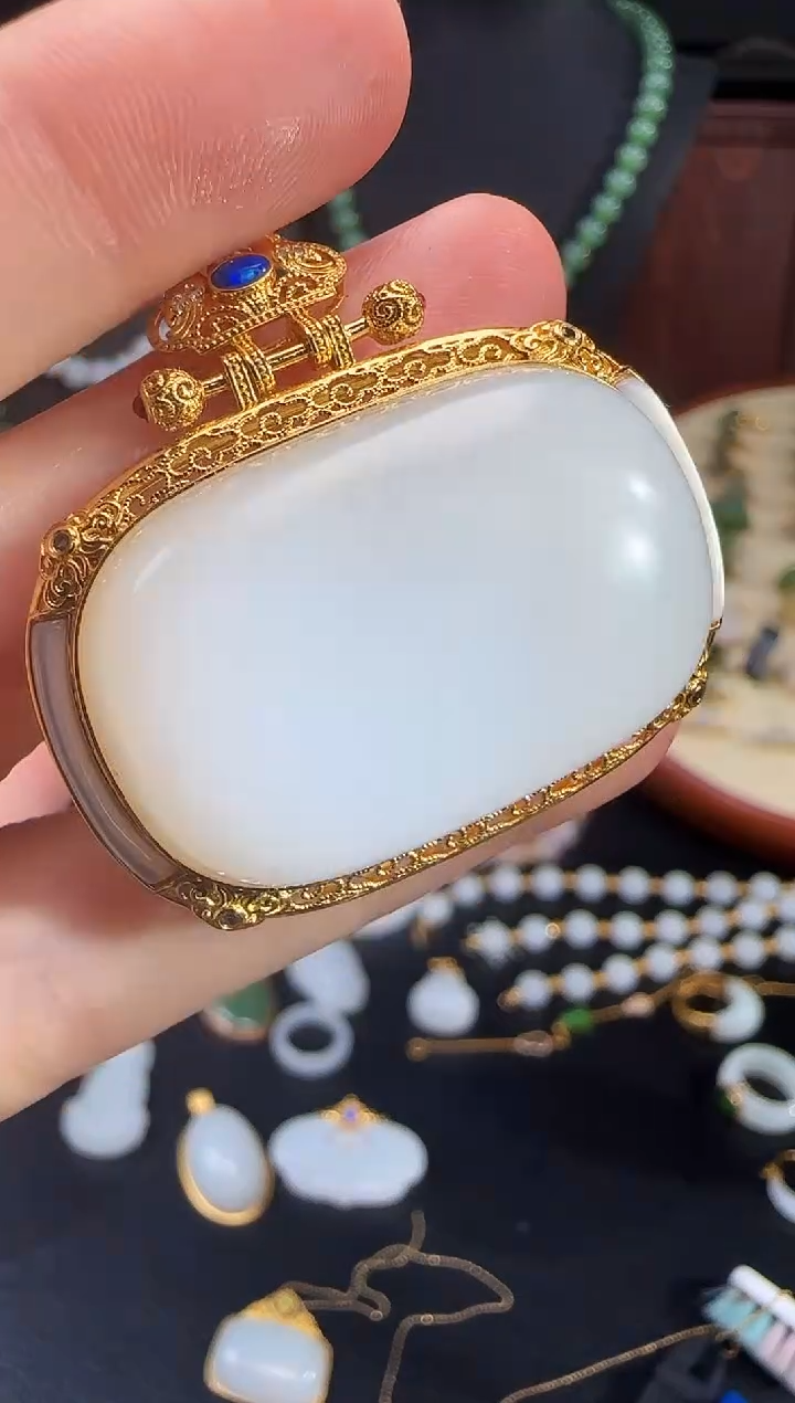 和田玉18K金镶嵌吊坠(不含链)1