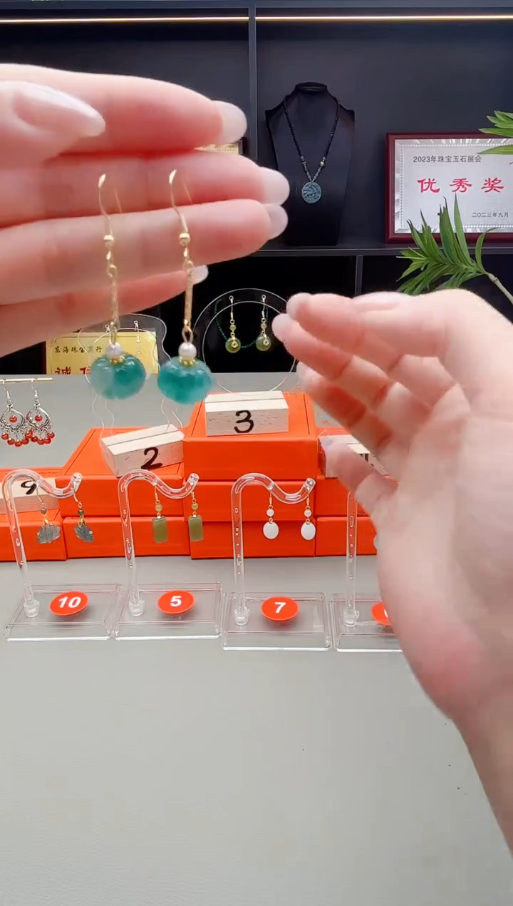 未镶嵌石英质玉（天山翠）耳钉w05