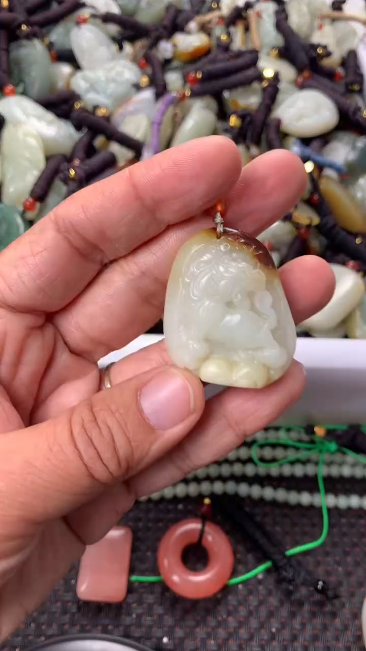 【闪购商品】和田玉颈饰未镶嵌多样性发货没有证书，拍一发一.有瑕