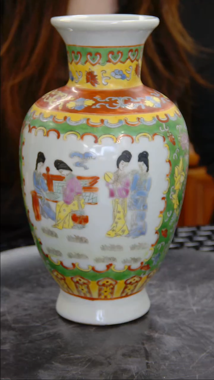 瓶粉彩开窗仕女纹赏瓶#256#