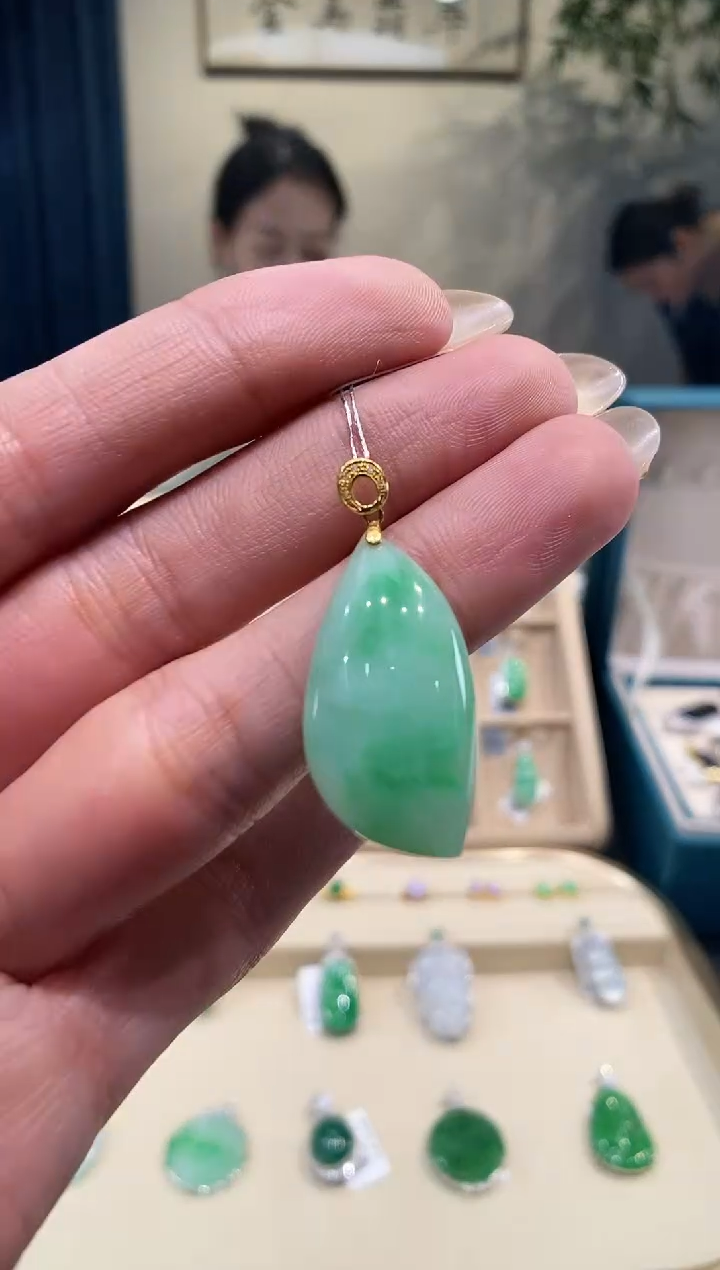 【闪购商品】翡翠吊坠(不含链)18K金镶嵌随形