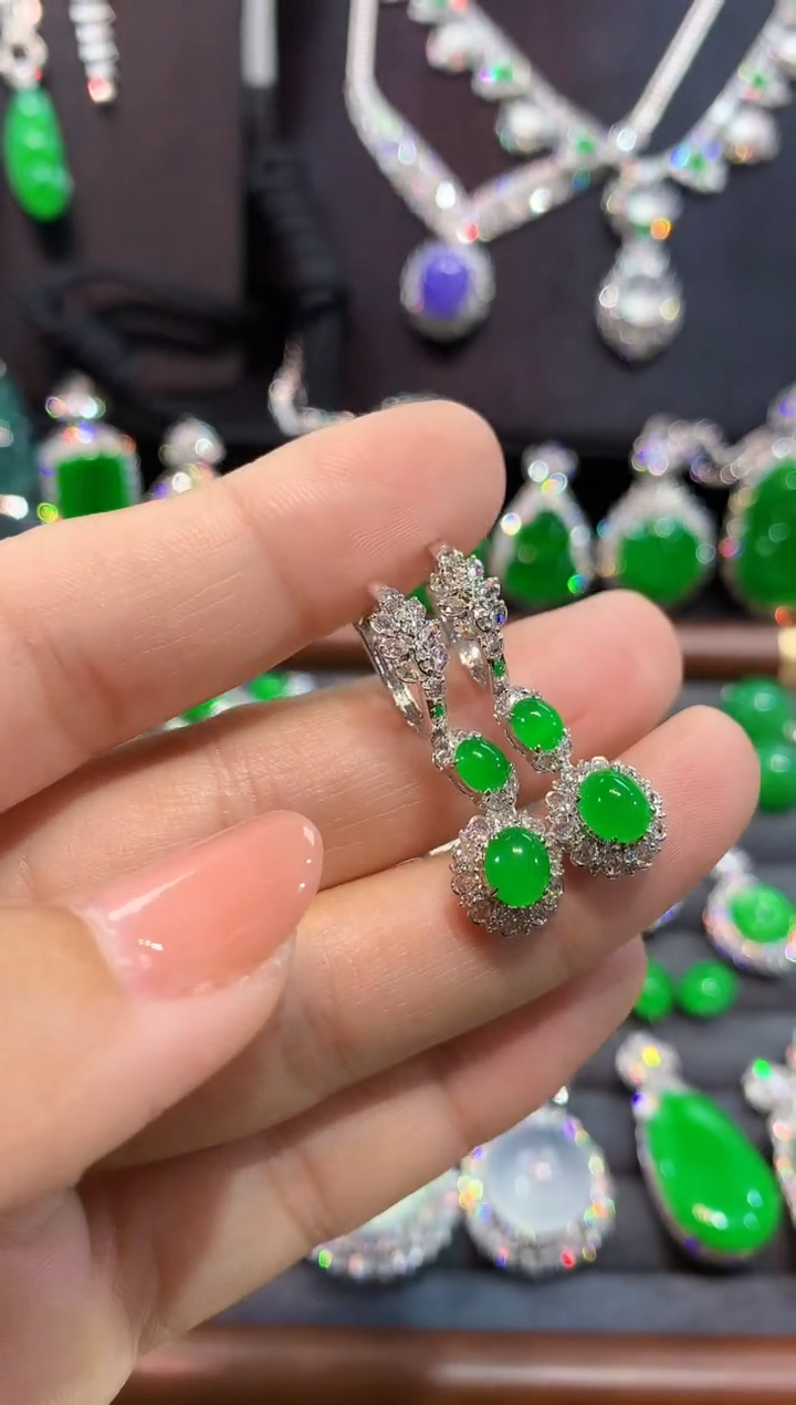 18K金镶嵌翡翠耳饰耳包