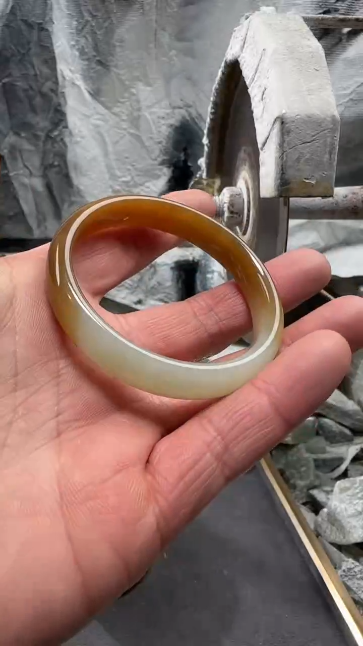 颈饰未镶嵌和田玉手镯