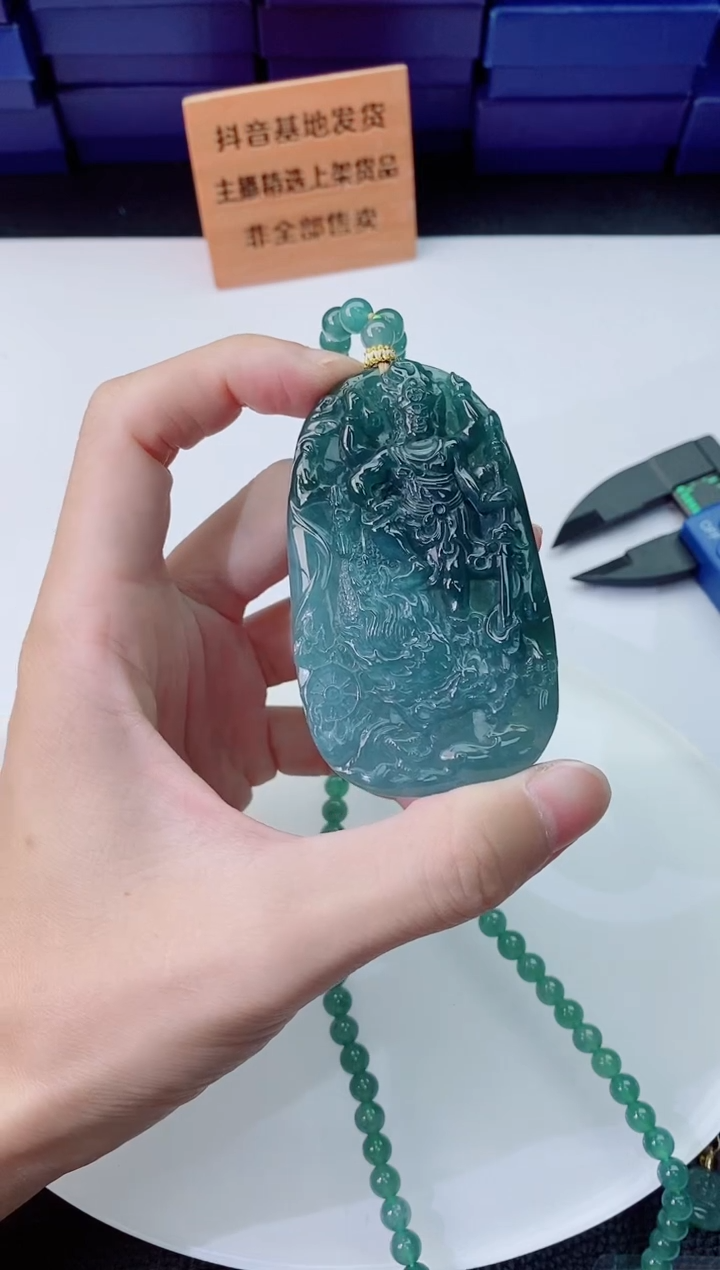 翡翠未镶嵌颈饰  ·