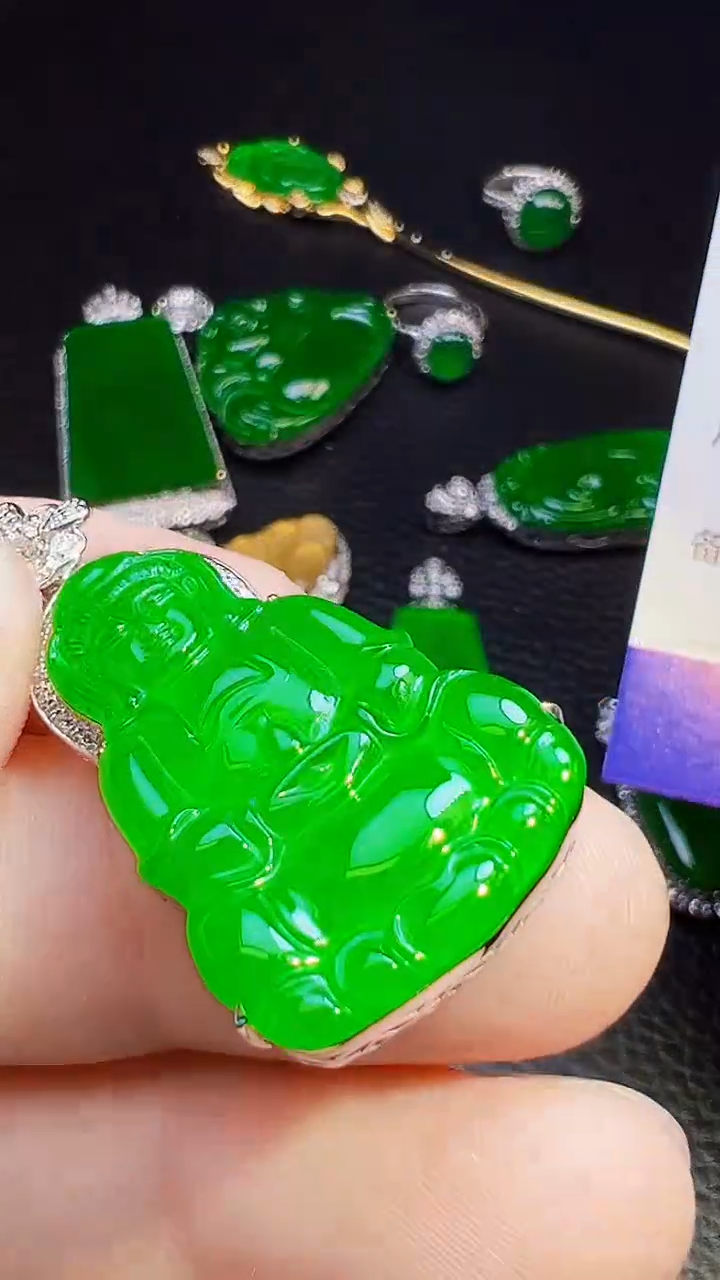 颈饰18K金镶嵌翡翠木*木翡翠