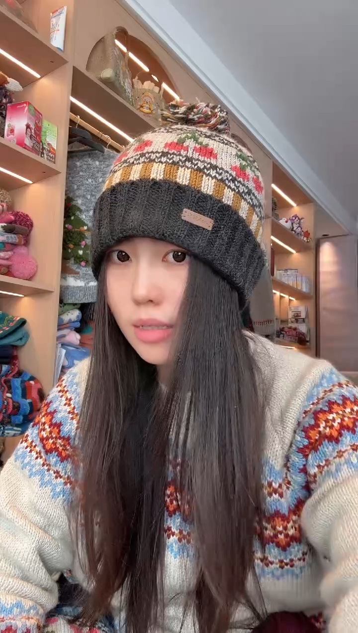 羊毛灰色翻边樱桃