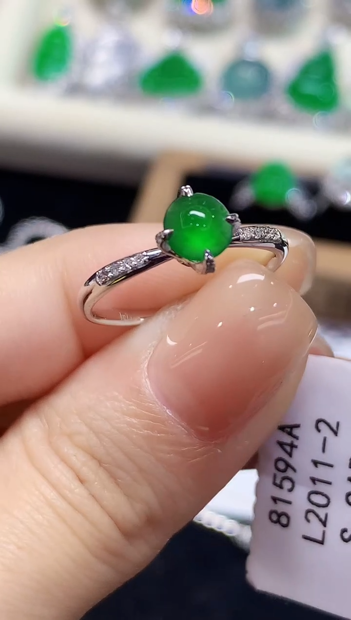 18K金镶嵌戒指翡翠多样性发其一