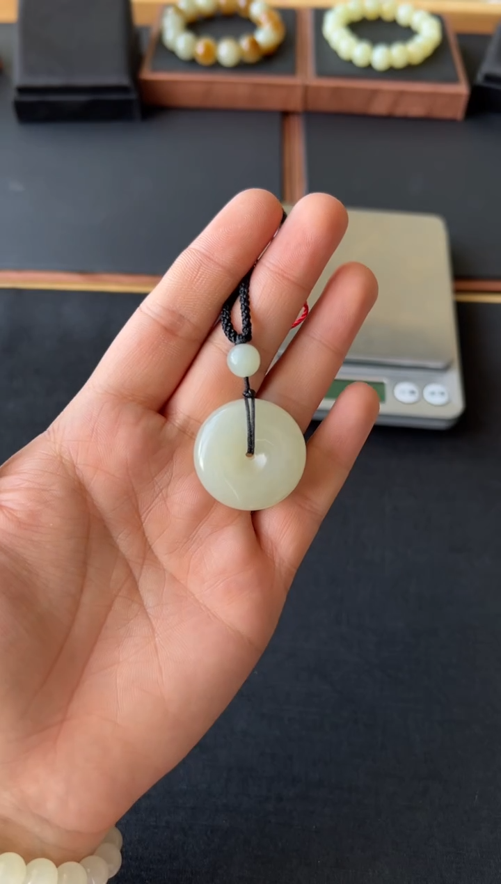 【闪购商品】和田玉吊坠(赠链)未镶嵌且末金山微色差 M