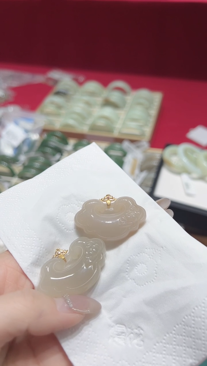 【闪购商品】和田玉颈饰18K金镶嵌v0090