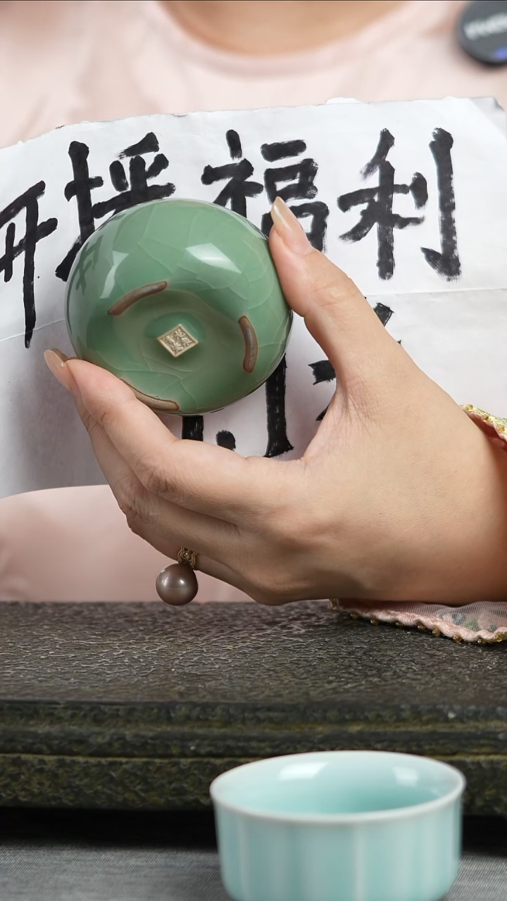 梅子青哥窑开片三足禅定