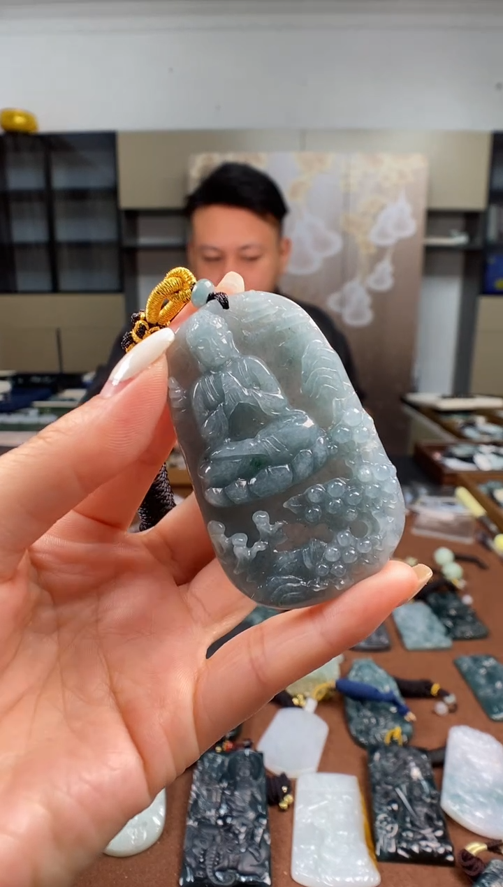 颈饰未镶嵌翡翠  多样性发其一