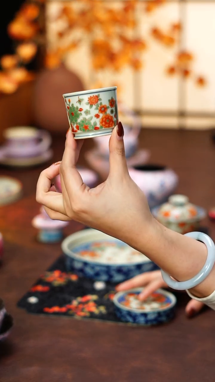 陶栖堂青花红绿彩容天杯