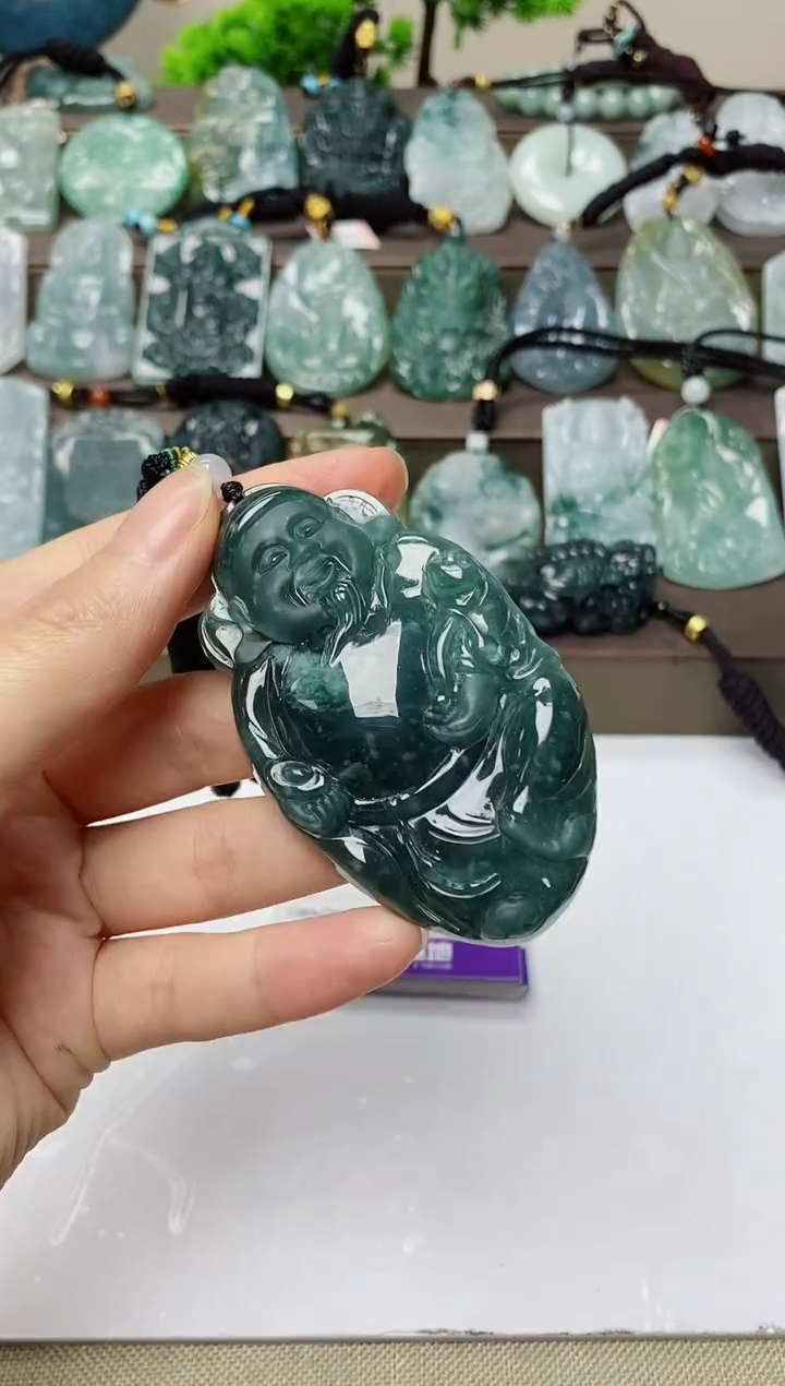 翡翠未镶嵌颈饰        