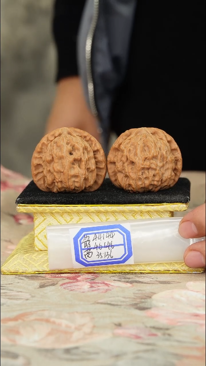 【闪购商品】文玩核桃把件白狮子