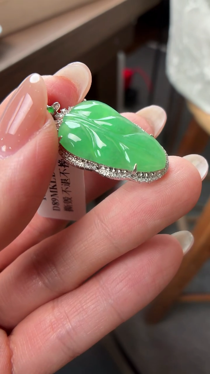 颈饰18K金镶嵌翡翠叶子