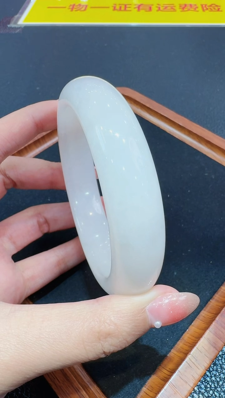 【闪购商品】透闪石质玉手镯未镶嵌发一件