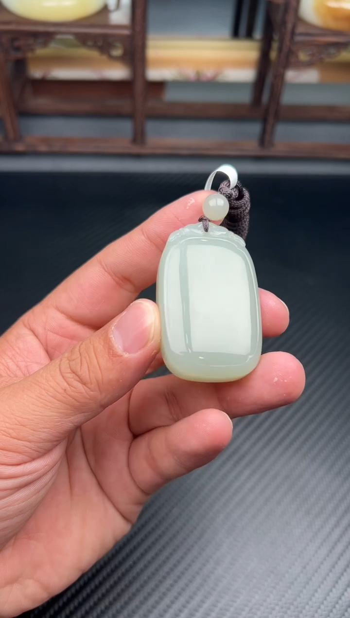 吊坠(赠链)未镶嵌和田玉且末微色差近矿吊坠