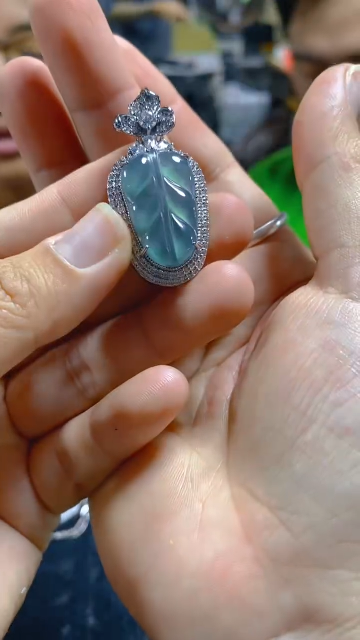 【闪购商品】翡翠吊坠(赠链)未镶嵌0967611642多样性发一