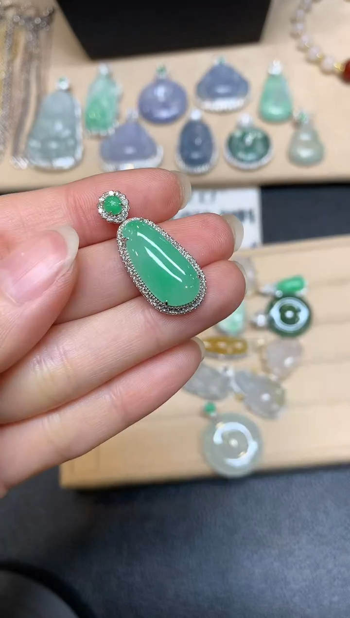 【闪购商品】翡翠颈饰18K金镶嵌福瓜【无服务费