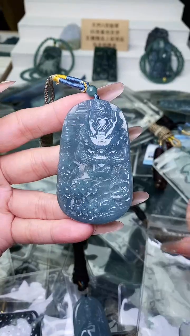 颈饰未镶嵌翡翠 