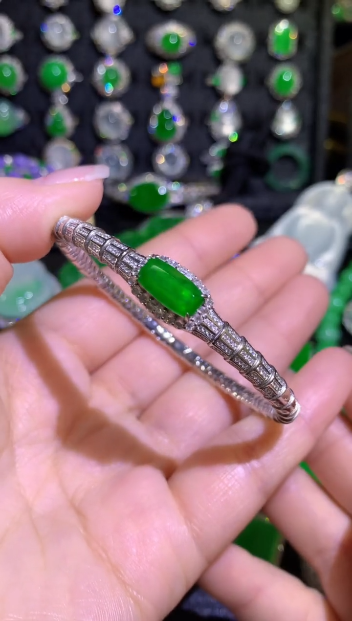 【闪购商品】翡翠手镯18K金镶嵌高冰满绿无事牌手镯