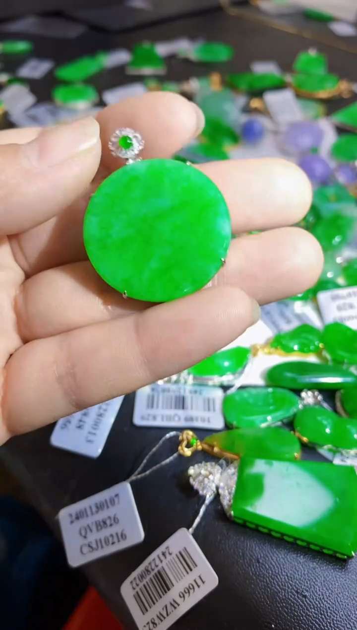 【闪购商品】翡翠颈饰18K金镶嵌吊坠