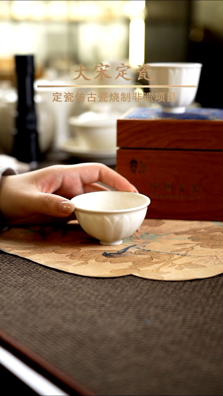 微瑕 莲瓣鸡心杯 内里有积釉