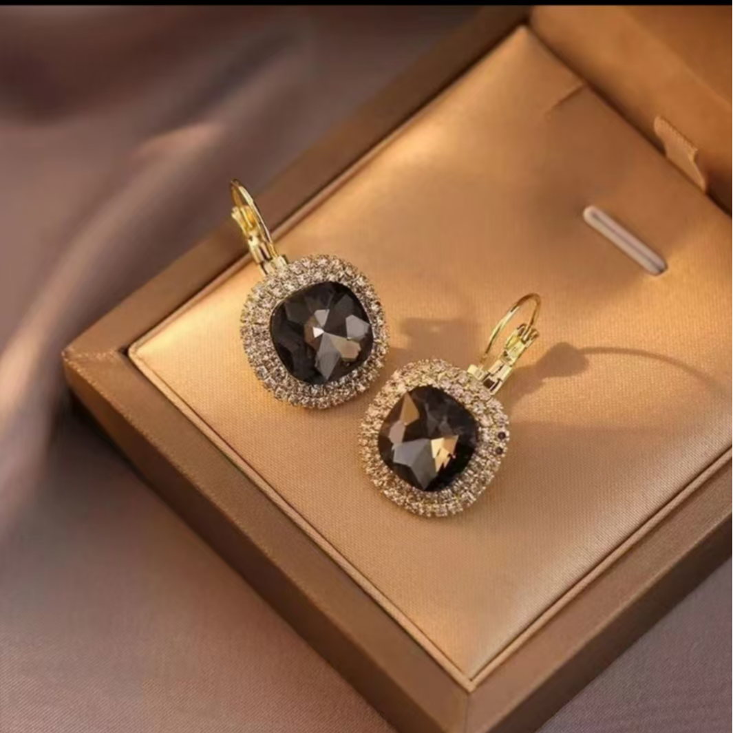 铜合金合成锆石耳饰 耳环小香风气质轻奢时尚百搭黑色复古法式