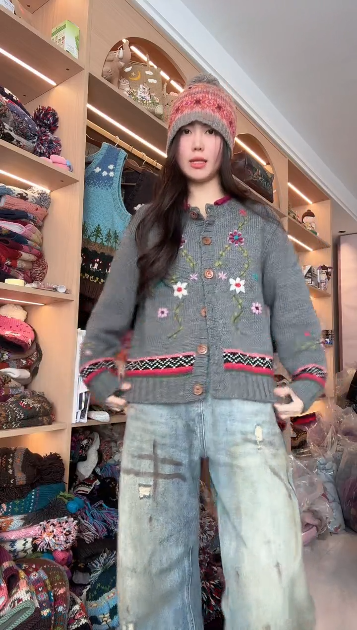 羊毛灰色红边刺绣毛衣