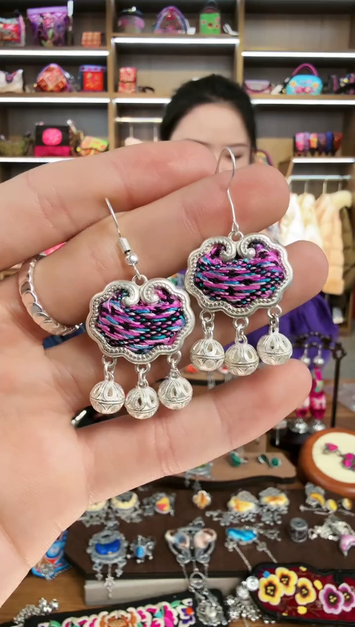 【闪购商品】织绣194蒙阿苏苗绣传承