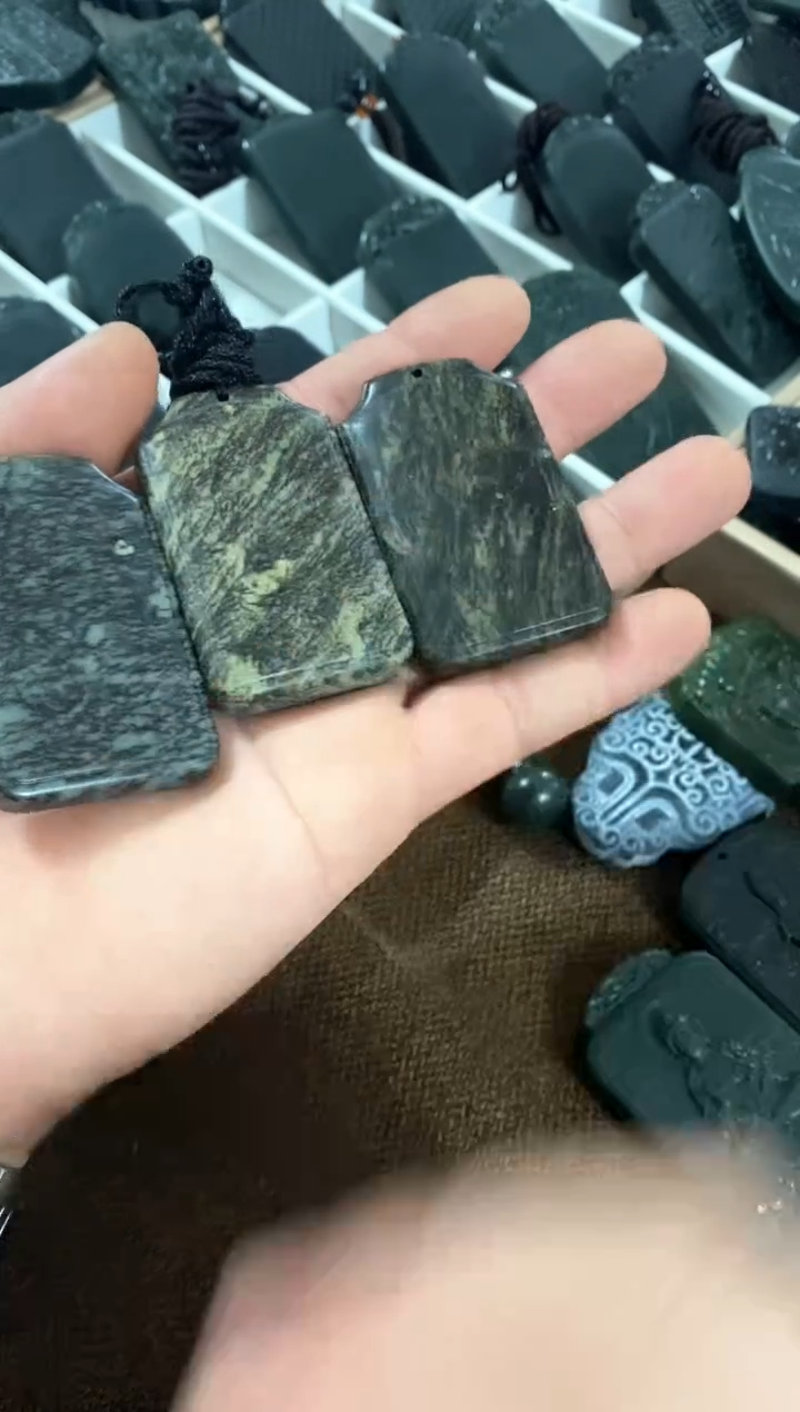 【闪购商品】和田玉吊坠(不含链)未镶嵌草花 随机发货 一个