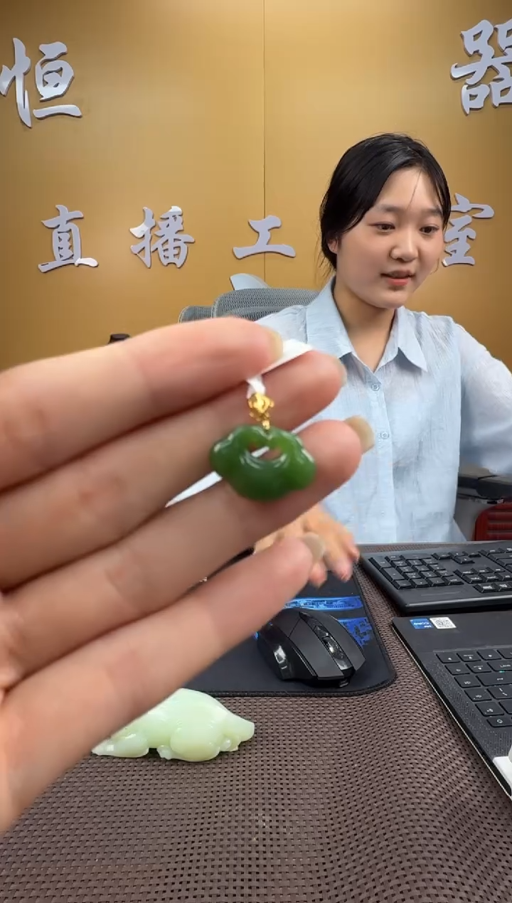 和田玉18K金镶嵌颈饰挂件
