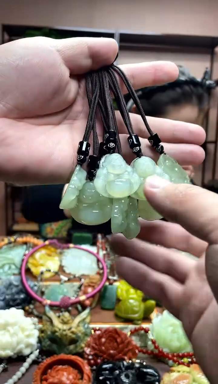 未镶嵌岫玉吊坠多样性发货发其中之一