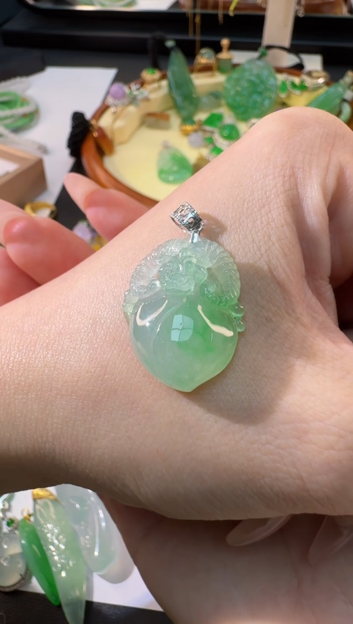 【闪购商品】翡翠颈饰18K金镶嵌缅甸翡翠A货吊坠