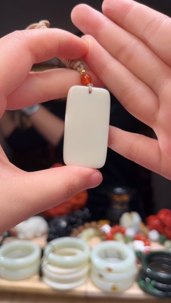 颈饰未镶嵌和田玉吊坠